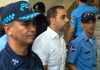 Antonio Espaillat (c), propietario de la discoteca Jet Set en la que murieron 236 personas en abril de 2025, fue captado este 15 de junio a su salida de una audiencia en el Palacio de Justicia, en Santo Domingo (República Dominicana). Foto La Hora: EFE