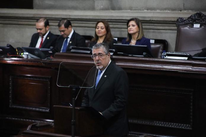 dcab80fb-8c31-45d6-9e12-c86c2030727e El presidente Arévalo afirmó que la constitución politica se debe defender y construir como país, lo que refuerza la democracia.