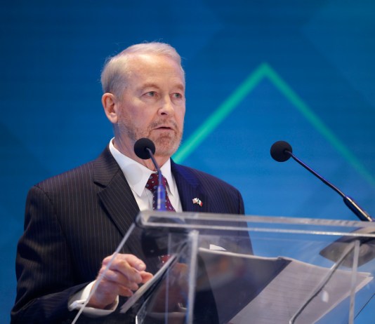Fotografía de archivo del embajador de Estados Unidos en México, Ronald Johnson, hablando en Ciudad de México (México). Foto La Hora: EFE