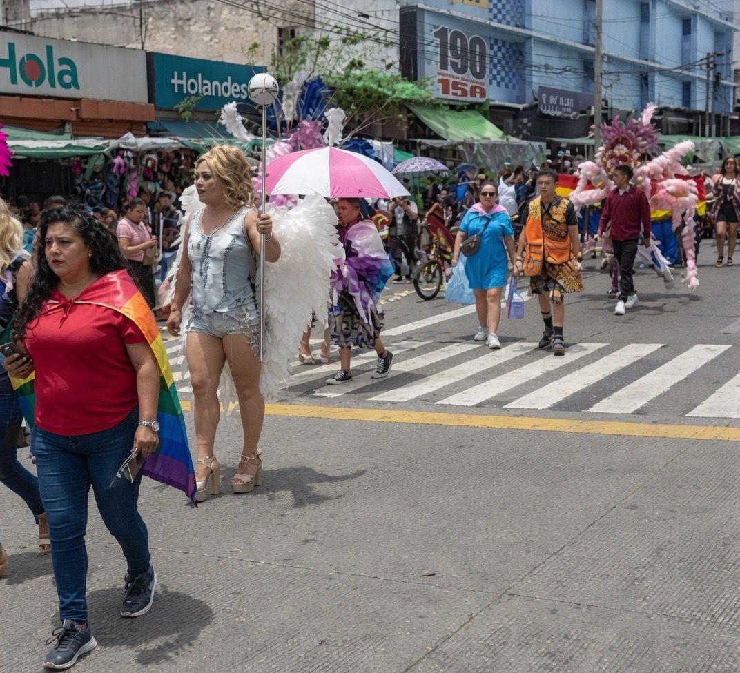 Participantes en el desfile de la diversidad sexual se encaminan hacia el Centro Histórico.