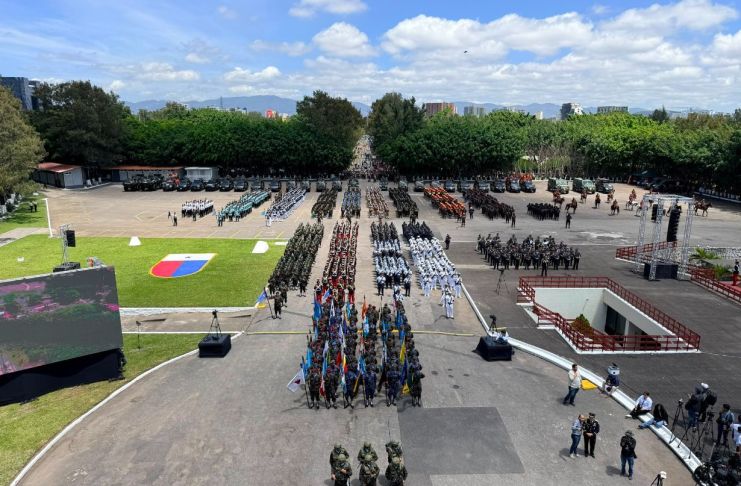 Desde muy temprano, comenzó el desfile de las fuerzas armadas que finalizó en la Tribuna Militar con un acto oficial encabezado por el presidente y comandante general del Ejército, Bernardo Arévalo. Foto La Hora: Gobierno de Guatemala