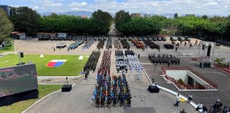 En imágenes: Ejército conmemora 155 años de historia con desfile y actos protocolarios Desde muy temprano, comenzó el desfile de las fuerzas armadas que finalizó en la Tribuna Militar con un acto oficial encabezado por el presidente y comandante general del Ejército, Bernardo Arévalo. Foto La Hora: Gobierno de Guatemala