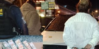Con el apoyo de la agente canina "Sora", las fuerzas de seguridad encontraron el dinero escondido en el tablero del vehículo en el que se conducían las mujeres. Foto La Hora: PNC
