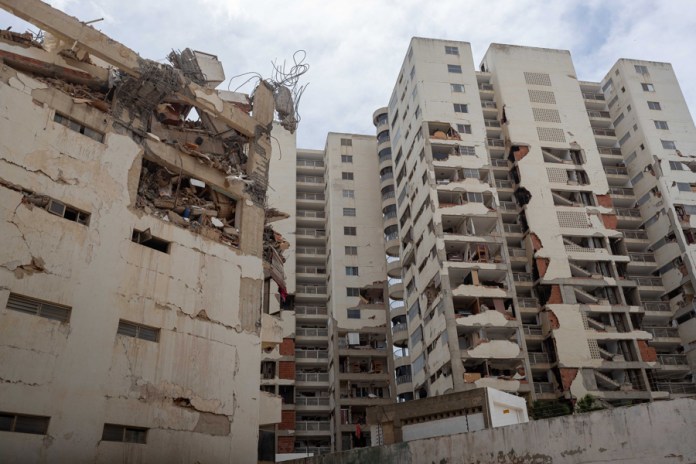 edificio con daños en Venezuela