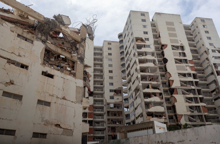 edificio con daños en Venezuela