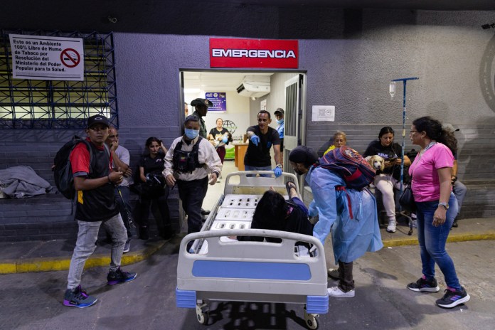 Una persona es ingresada a emergencias este miércoles, luego de dos fuertes terremotos que sacudieron el Caribe venezolano en Caracas. Foto La Hora: EFE 