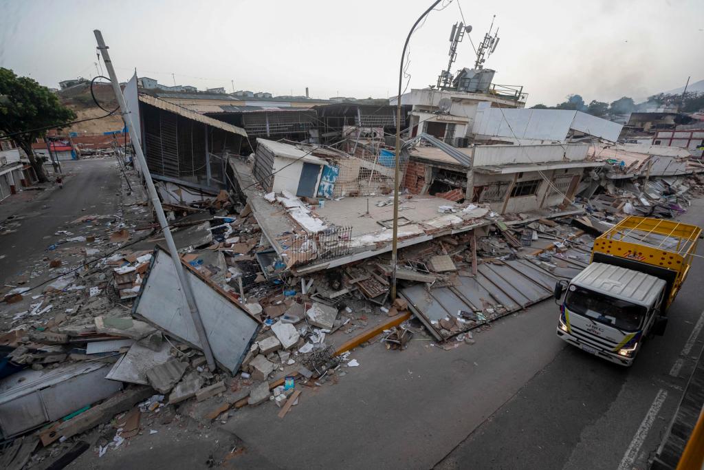 Edificio destruido en Catia la Mar, Venezuela, mientras continúa la búsqueda entre los escombros de los edificios, este viernes. Foto La Hora: EFE
