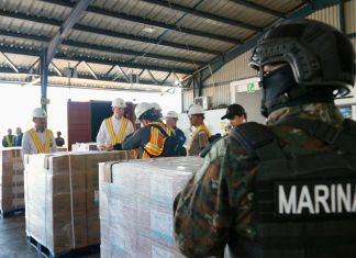 Jorgan Andrews, Encargado de Negocios de la Embajada de EE. UU. en Guatemala visitó el Puerto Quetzal para conocer la implementación de la seguridad portuaria.