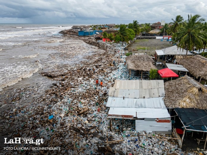El acumulado de basura registrado en las orillas de la playa de Ocós se debe al transporte de residuos solidos en riós cercanos y regresados por el oleaje.