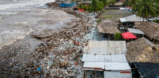 Basureros ilegales son la principal causa de acumulación de residuos en Playa de Ocós, señala experto El acumulado de basura registrado en las orillas de la playa de Ocós se debe al transporte de residuos solidos en riós cercanos y regresados por el oleaje.