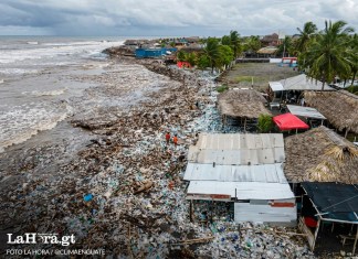 El acumulado de basura registrado en las orillas de la playa de Ocós se debe al transporte de residuos solidos en riós cercanos y regresados por el oleaje.