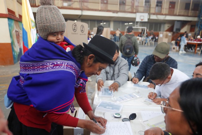 Pobladores de la comunidad Misak asisten a votar este domingo, en la segunda vuelta de las elecciones presidenciales que elegirá quien gobernará a Colombia en el periodo 2026-2030. Foto La Hora: EFE