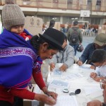 Pobladores de la comunidad Misak asisten a votar este domingo, en la segunda vuelta de las elecciones presidenciales que elegirá quien gobernará a Colombia en el periodo 2026-2030. Foto La Hora: EFE