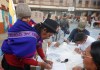 Pobladores de la comunidad Misak asisten a votar este domingo, en la segunda vuelta de las elecciones presidenciales que elegirá quien gobernará a Colombia en el periodo 2026-2030. Foto La Hora: EFE