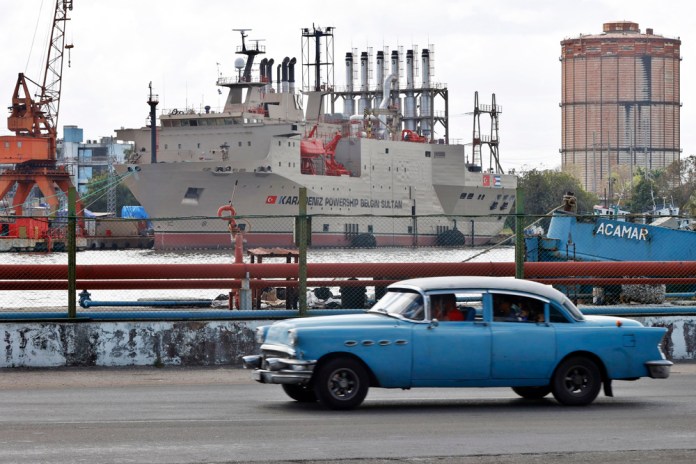 Los cubanos padecen la peor crisis energética desde. Los apagones superan las horas diarias. Foto La Hora: EFE