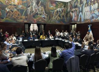 Los jefes de bloque votan para mantener los consensos a las enmiendas a la ley contra lavado de dinero que se apoyarán. Foto: La Hora / José Orozco