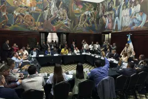 Jefes de bloque logran consensos en 5 enmiendas a ley antilavado y dejan fuera cambios de Vamos, UNE y Valor