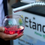 La mezcla de etanol, cambia en bomba, la rutina de como comprarlo, no. Foto La Hora: archivo.