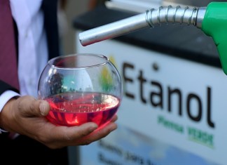 La mezcla de etanol, cambia en bomba, la rutina de como comprarlo, no. Foto La Hora: archivo.
