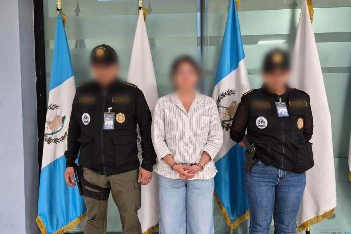 Luego de renunciar al cargo, Gladis Castro, ex viceconsul de Guatemala en Los Ángeles, California quedó en libertad luego que un juez anulara la orden de captura en su contra. Foto La Hora: PNC