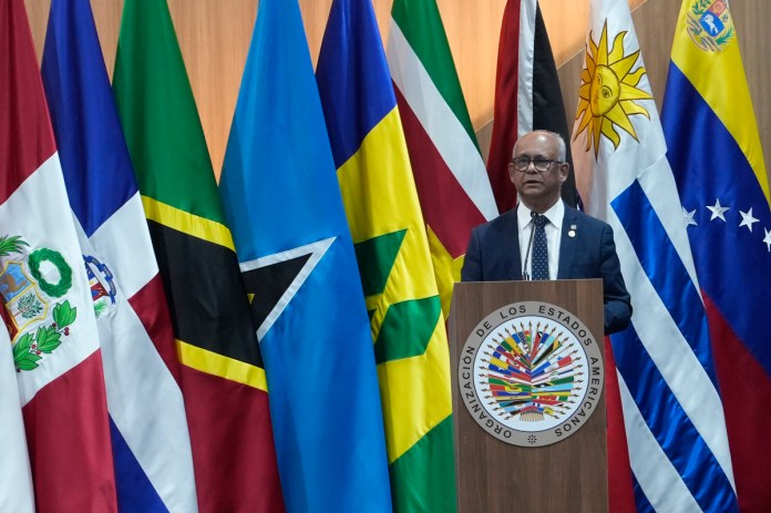 El secretario general de la Organización de los Estados Americanos (OEA), Albert Ramdin, habla durante la 56 Asamblea General de la OEA este lunes, en Ciudad de Panamá. Foto La Hora: EFE