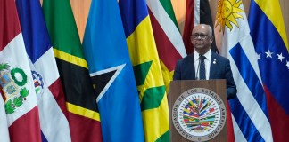 El secretario general de la Organización de los Estados Americanos (OEA), Albert Ramdin, habla durante la 56 Asamblea General de la OEA este lunes, en Ciudad de Panamá. Foto La Hora: EFE
