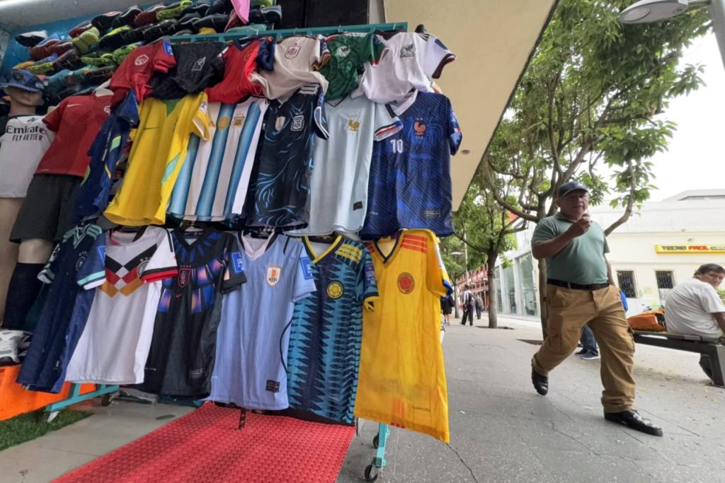 Comercios que se ubican en el Paseo de la Sexta, zona 1 de la capital de Guatemala ofrecen variedad de camisolas de equipos participantes en el Mundial. Foto La Hora: José Orozco
