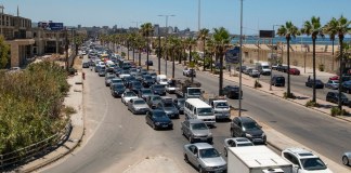 Centenares de vehículos colapsan este viernes la carretera que une la ciudad meridional de Sidón con Beirut, después de los intensos ataques israelíes efectuados a lo largo de esta noche contra diferentes localidades en el sur del Líbano. Foto La Hora: EFE