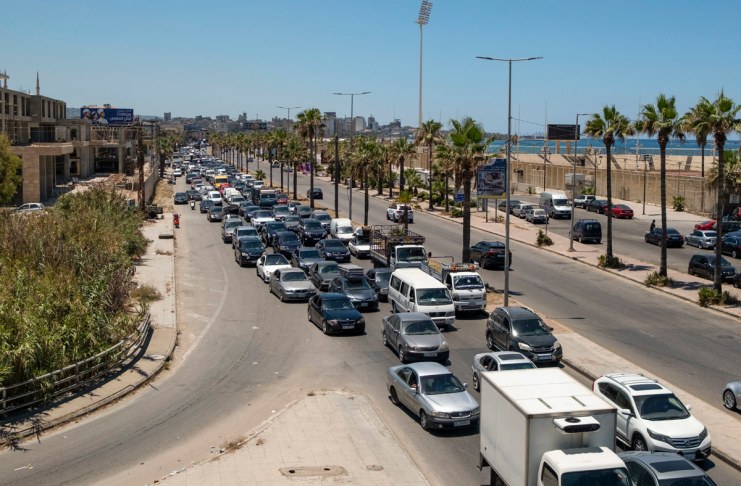 Ataques israelíes marcan una sangrienta jornada en el Líbano antes de nuevo alto el fuego Centenares de vehículos colapsan este viernes la carretera que une la ciudad meridional de Sidón con Beirut, después de los intensos ataques israelíes efectuados a lo largo de esta noche contra diferentes localidades en el sur del Líbano. Foto La Hora: EFE