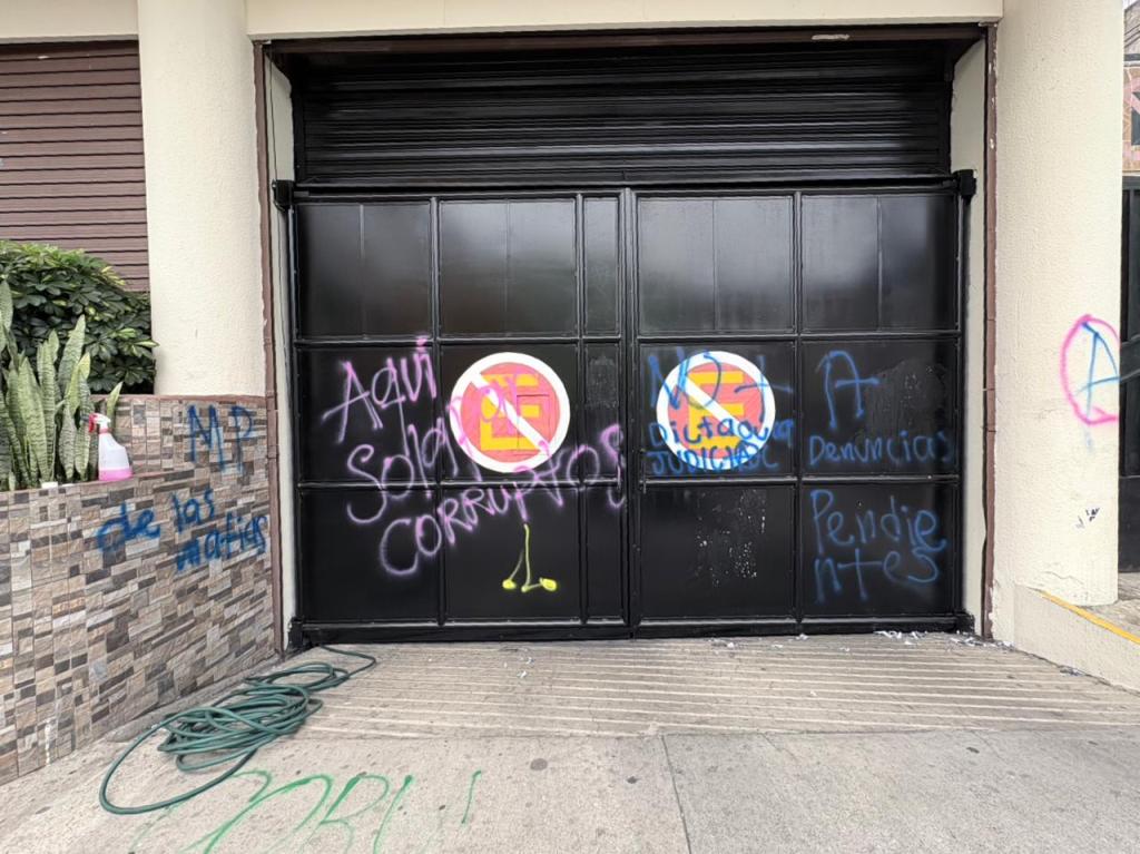 El portón que lleva al estacionamiento de la fiscalía fue objeto de pintas por un grupo de personas desconocidas. Foto La Hora: Daniel Ramírez