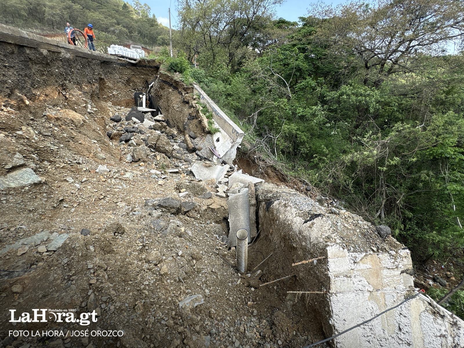 Con el colapso de una parte de la carretera, también se comprometió un cableado subterráneo que permite el servicio de internet en varios sectores.