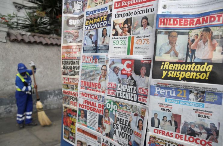 La ventaja de Sánchez se redujo este martes a 19.894 votos frente a la postulante Keiko Fujimori, con el 95,9 % de las actas escrutadas. Foto La Hora: EFE