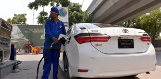 A nivel mundial, el precio de los combustibles tiende a bajar. Foto La Hora: EFE