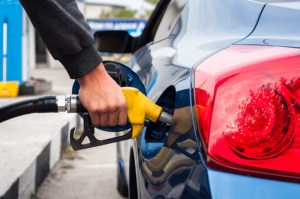 Baja el galón de gasolina y ubica a Guatemala con precios por debajo de El Salvador esta semana