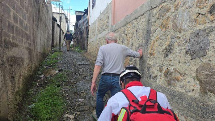 Paramédicos de la Cruz Roja le brindaron asistencia al ciudadano estadounidense tras ser detenido por la PNC. Foto La Hora: PNC