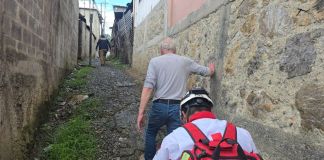 Paramédicos de la Cruz Roja le brindaron asistencia al ciudadano estadounidense tras ser detenido por la PNC. Foto La Hora: PNC