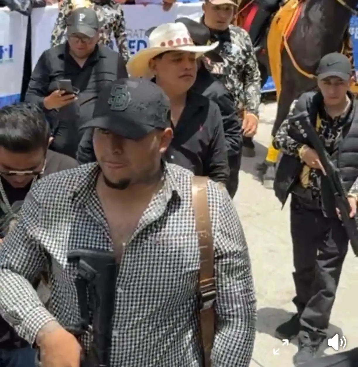 Estas es una de las imágenes que circula de hombres armados este domingo en Soloma. Foto: La Hora/RR.SS.