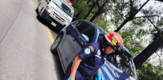 Los dos abogados que viajaban en el auto resultaron ilesos, mientras que el vehículo tenía dos perforaciones de bala. Foto La Hora: Bomberos Municipales de Milpas Altas