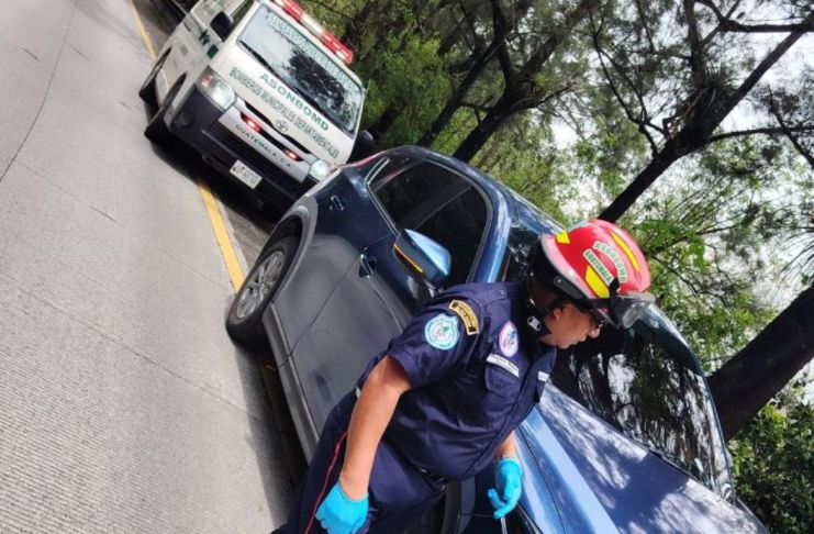 Disparan contra abogados que acudieron a audiencia de alto impacto a Antigua Guatemala Los dos abogados que viajaban en el auto resultaron ilesos, mientras que el vehículo tenía dos perforaciones de bala. Foto La Hora: Bomberos Municipales de Milpas Altas