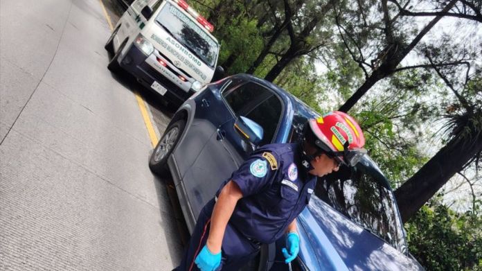 auto ataque armado Los dos abogados que viajaban en el auto resultaron ilesos, mientras que el vehículo tenía dos perforaciones de bala. Foto La Hora: Bomberos Municipales de Milpas Altas