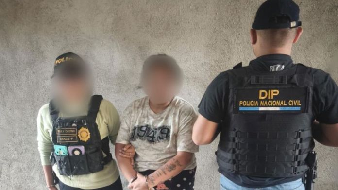 En la aldea Chichimecas, Villa Canales, la PNC detuvo a una mujer, incautó armas, droga y chalecos antibalas. Foto La Hora: PNC