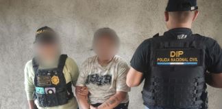 Allanamiento en Villa Canales deja dos capturados, droga y armas incautadas En la aldea Chichimecas, Villa Canales, la PNC detuvo a una mujer, incautó armas, droga y chalecos antibalas. Foto La Hora: PNC