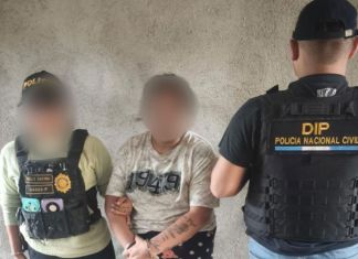 En la aldea Chichimecas, Villa Canales, la PNC detuvo a una mujer, incautó armas, droga y chalecos antibalas. Foto La Hora: PNC