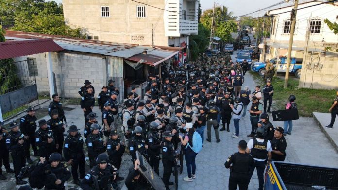 morales izabal pnc Después del tiroteo de la noche del sábado, la mañana del domingo se llevó a cabo una serie de allanamientos en Morales, Izabal, donde se incautaron armas y municiones.