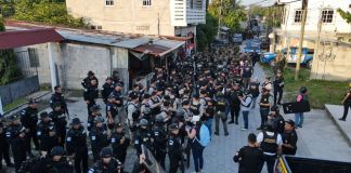 Después del tiroteo de la noche del sábado, la mañana del domingo se llevó a cabo una serie de allanamientos en Morales, Izabal, donde se incautaron armas y municiones.