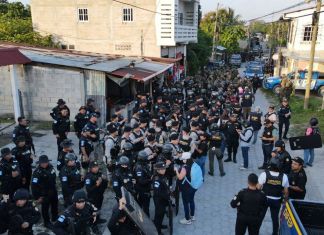 Después del tiroteo de la noche del sábado, la mañana del domingo se llevó a cabo una serie de allanamientos en Morales, Izabal, donde se incautaron armas y municiones.