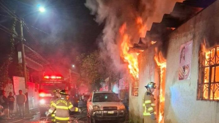 Los cuerpos de socorro informaron que el incendio afectó un taller mecánico y una carpintería. Foto La Hora: NVO Noticias