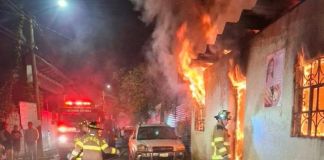 Los cuerpos de socorro informaron que el incendio afectó un taller mecánico y una carpintería. Foto La Hora: NVO Noticias