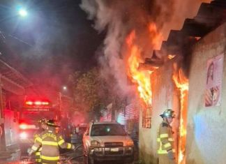 Los cuerpos de socorro informaron que el incendio afectó un taller mecánico y una carpintería. Foto La Hora: NVO Noticias