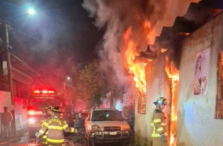 Los cuerpos de socorro informaron que el incendio afectó un taller mecánico y una carpintería. Foto La Hora: NVO Noticias